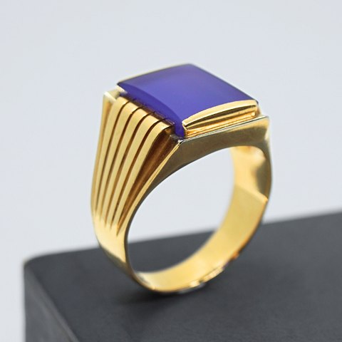 Large ring of 18k gold set with a blue stone Large ring of 18k gold set with a blue stone
